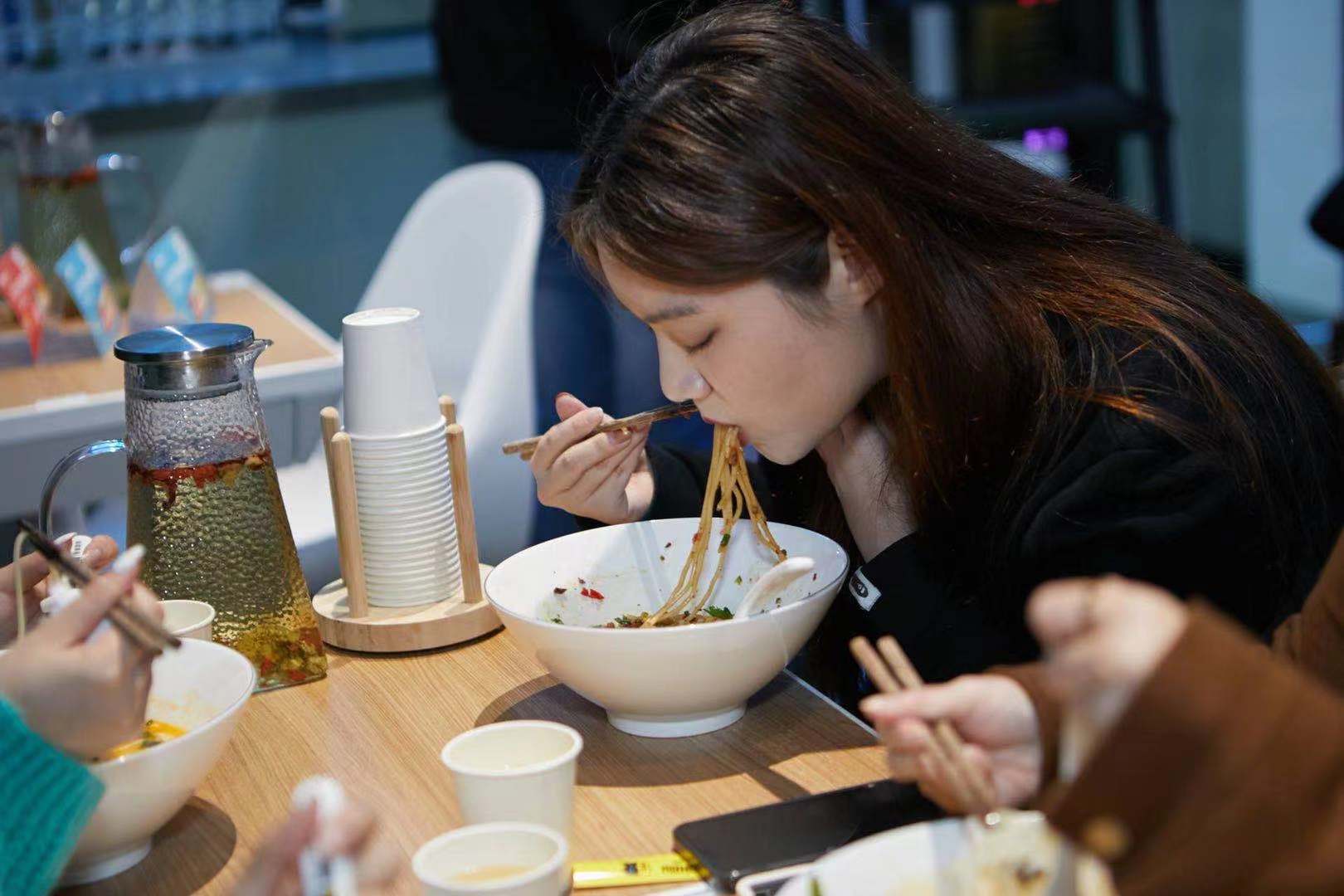 創(chuàng)新“智能面館”新賽道 ，數(shù)字化賦能掘金千億級面類市場|餐飲界