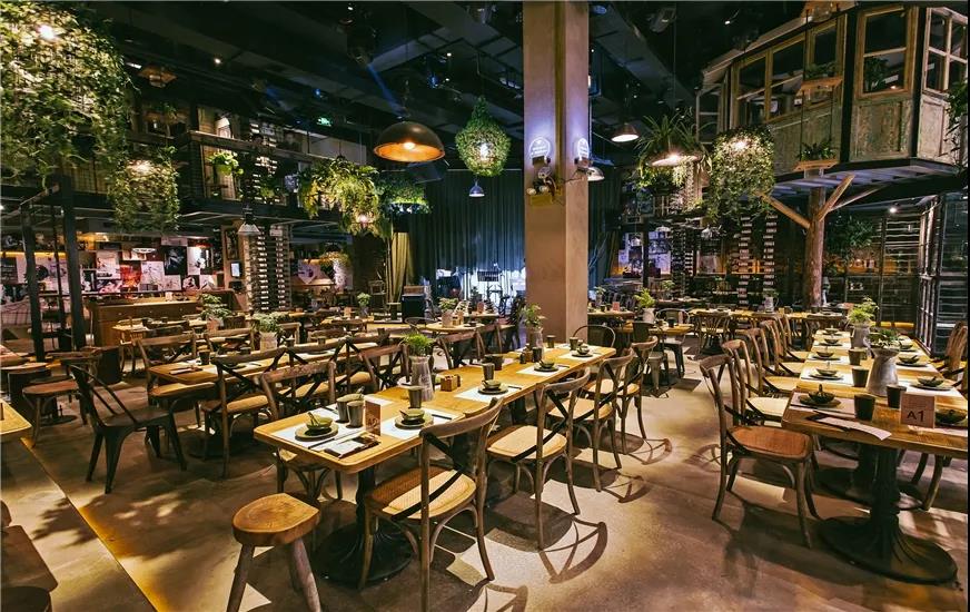 星巴克、火鍋店搶著入局的小酒館，到底好在哪里？