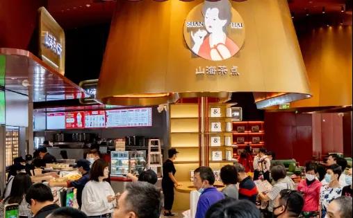 茶飲x漢服、火鍋x啤酒、咖啡x電競(jìng)，跨界聯(lián)名店又有啥新玩法？