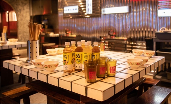 喜茶瓶裝跨界合作朱光玉火鍋，化身國(guó)慶成都熱門(mén)打卡地