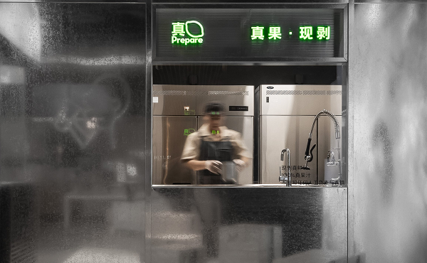 喜茶在多地門(mén)店推出真果現(xiàn)剝透明窗口，真果品質(zhì)看得見(jiàn)