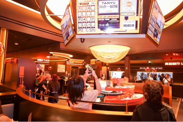 餐飲模式又一大創(chuàng)舉！探魚新店型營(yíng)造“娛樂(lè)城”式沉浸消費(fèi)體