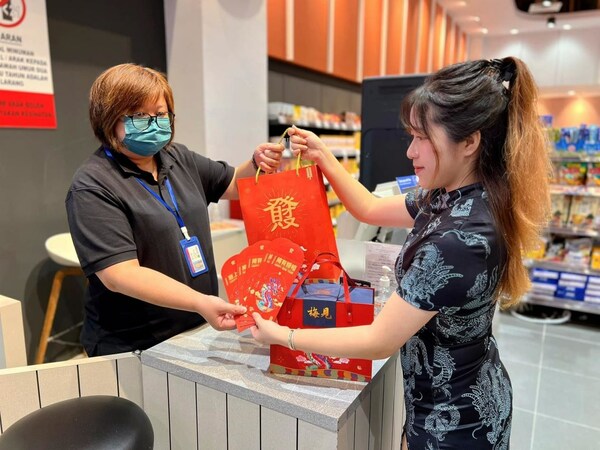 海外中國(guó)春節(jié)氛圍濃厚，中國(guó)梅酒被全球華人加入年貨購(gòu)物車